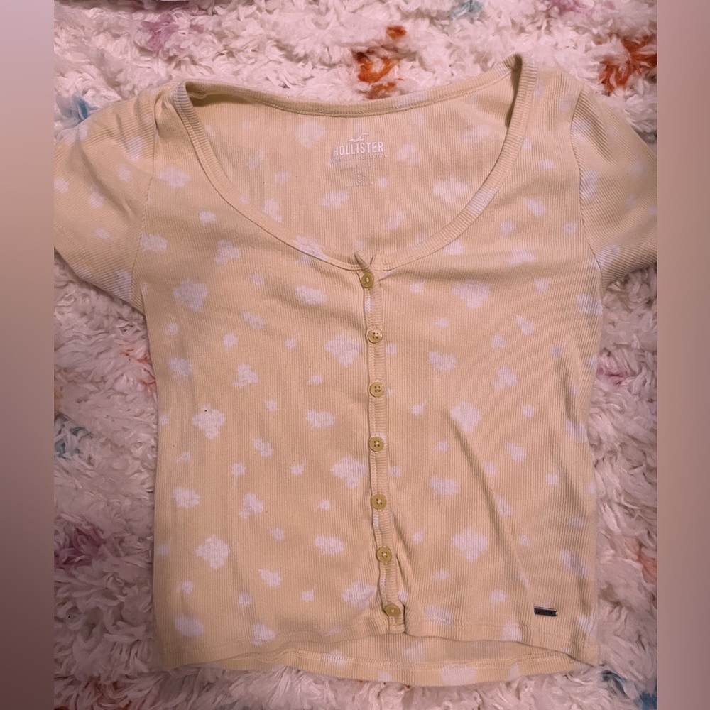 These are the cutest summer tops from Hollister!! Super cheap and affordable 💗 - Picture 2 of 3